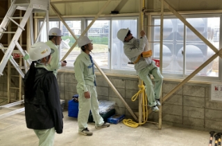 墜落制止用器具を使ったぶら下がり体験